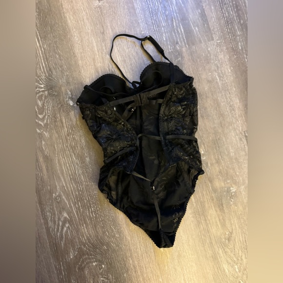 Backless strappy shine lace lingerie bodysuit 34b - Picture 9 of 10